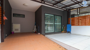 *****ทาวน์เฮ้าส์มือสองย่านกรุงเทพมหานคร ม.เดอะคอนเนค ดอนเมือง-เทิดราชัน บนเนื้อที่ 18.7 ตร.ว. ฟังก์ชัน 3 ห้องนอน 2 ห้องน้ำ 1 ที่จอดรถ บ้านสวย ทำเลดี เดินทางสะดวก ใกล้ ม.รังสิต, รถไฟฟ้าสายสีแดง "สถานีดอนเมือง" และทางด่วนศรีสมาน จองด่วนเลย!